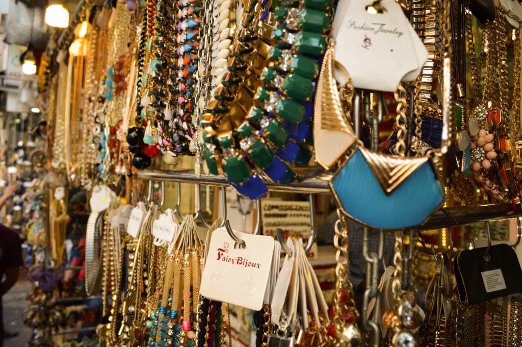 street shopping in mumbai